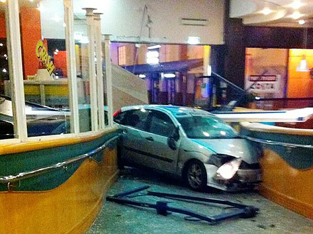 Mulher destrói carro do ex após troca de status no Facebook