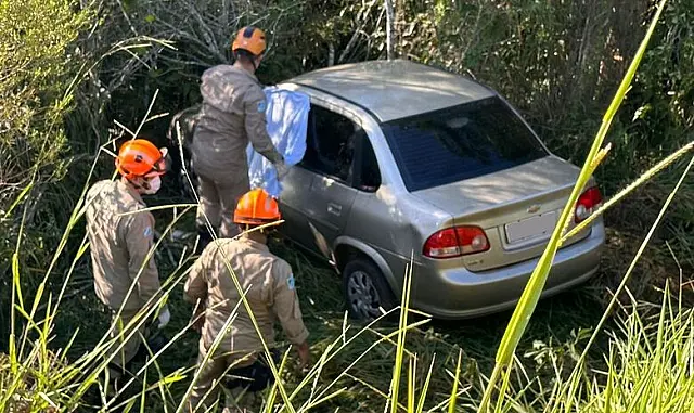 Motorista morre após cair com carro em ribanceira da MS-473, em Taquarussu