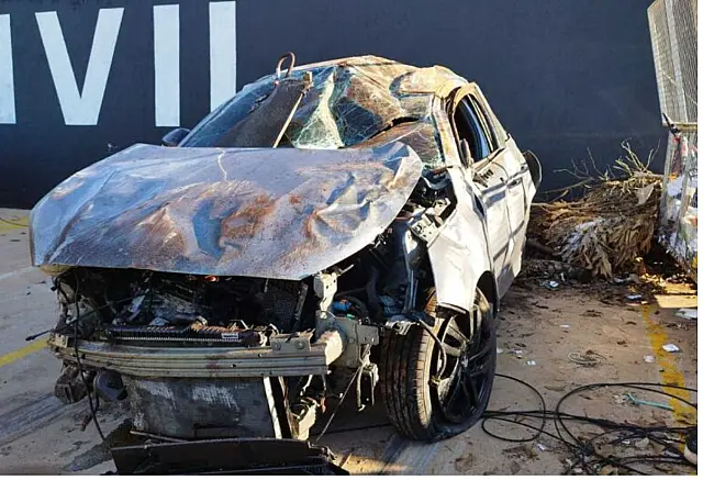 Carro com 333 kg de maconha capota e traficante consegue fugir