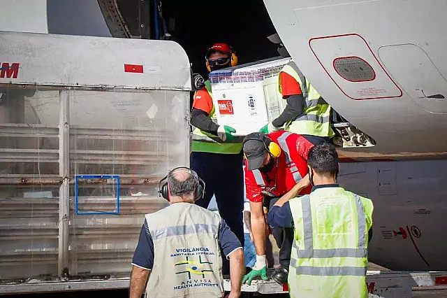 Doses de imunizantes contra a Covid-19 aterrissaram em Campo Grande nesta segunda
