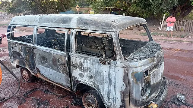 Kombi pega fogo durante entregas em Corumbá