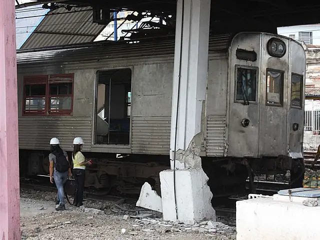 Trem descarrila, atinge pilastras e fere 16 no Rio