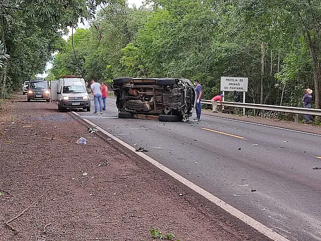 Motorista que tombou veículo na BR-262 é médico e seguia para Corumbá