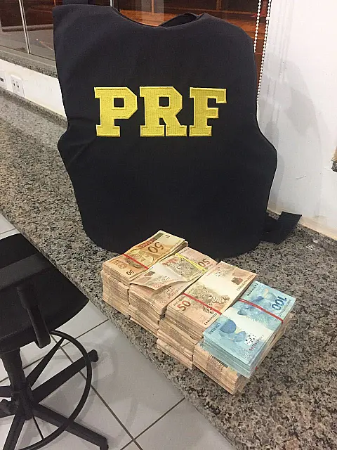 Homem é preso em flagrante por tentar subornar PRFs com R$ 10 mil