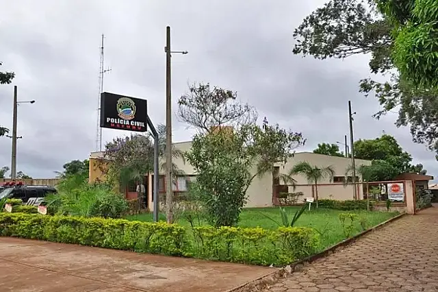 Homem vai à delegacia registrar furto e descobre ordem de prisão em aberto