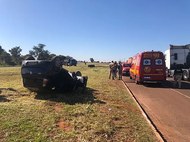 Idosa capota o carro após perder o controle na BR-262