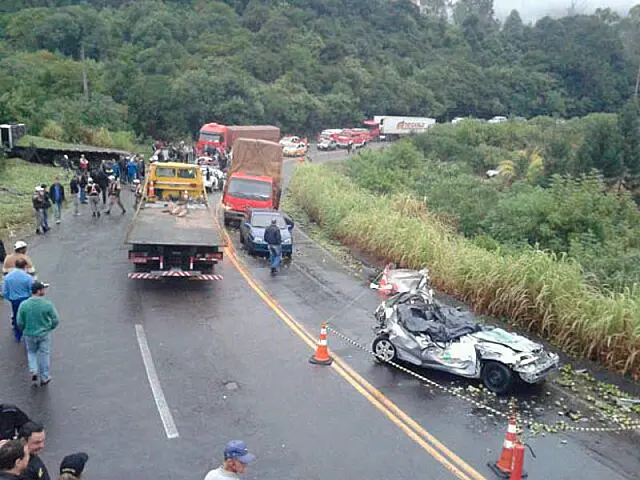 Acidente entre carros da imprensa e caminhão causa duas mortes