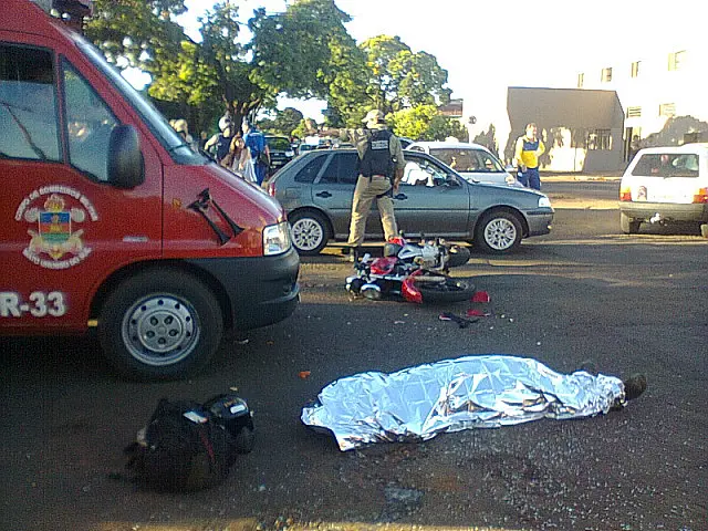 Acidente mata motociclista em cruzamento