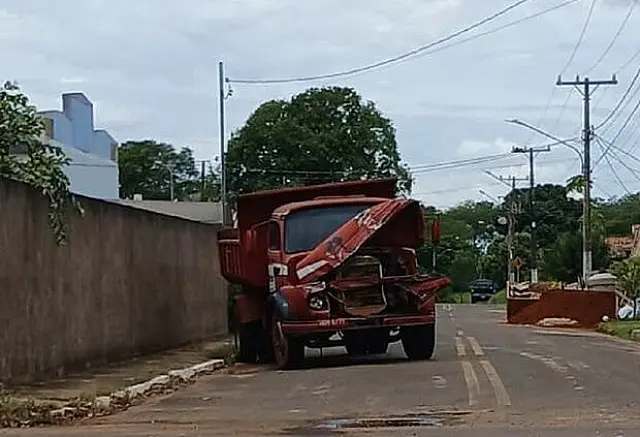 Caminhão fica destruído após bater em carreta em Nioaque