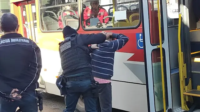 Idoso 'passa a mão' em jovem dentro de ônibus na Capital