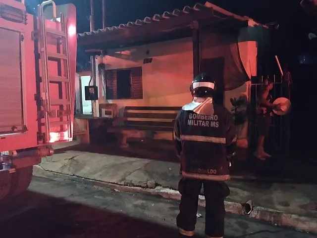 Incêndio atinge residência em Corumbá e mobiliza Corpo de Bombeiros