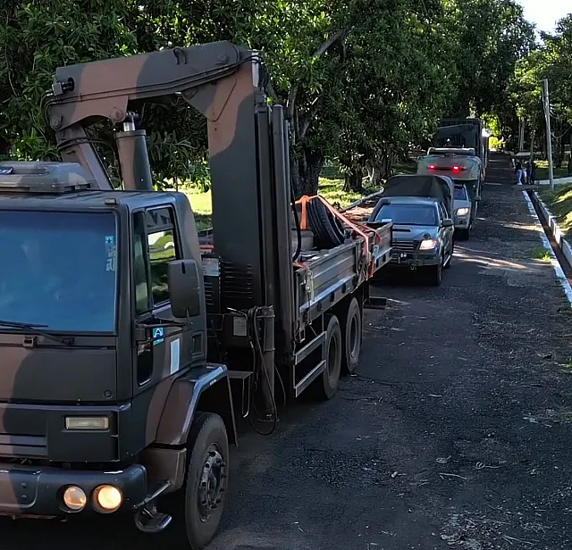 Exército instala passarela flutuante sobre o Rio do Peixe e garante travessia segura em Rio Negro