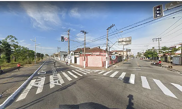 Motorista bêbado é preso ao invadir calçada e trafegar em alta velocidade