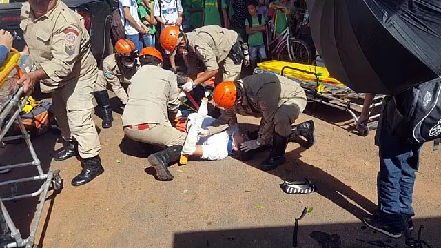 Rapaz tem a perna quebrada em acidente entre carro e moto