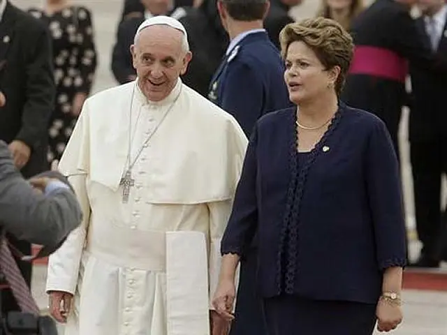 Papa Francisco chega ao Rio e é recebido por Dilma