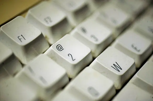 Jovens são denunciados por ameaça e desacato após xingarem PMs nas redes sociais