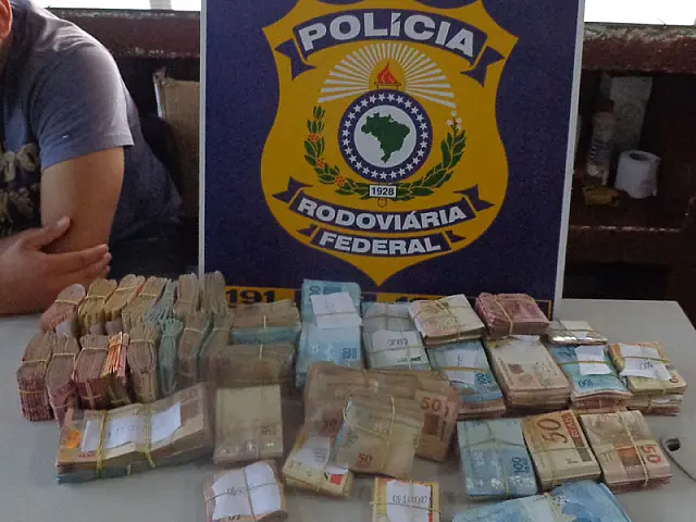 Jovem é preso com quase R$ 200 mil de origem suspeita
