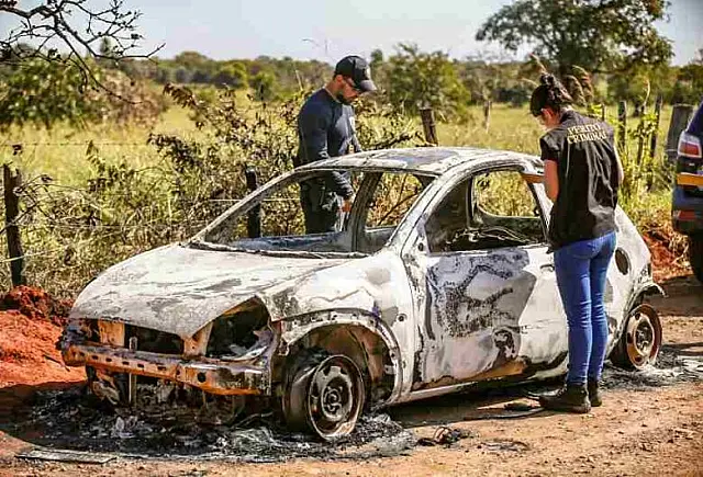 Corpo carbonizado dentro de veículo era de mulher de 45 anos