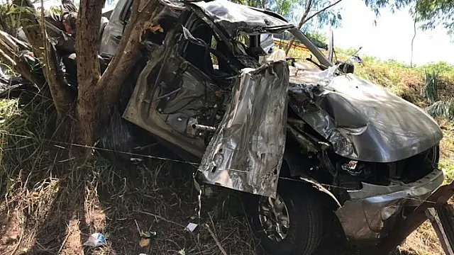 Caminhonete vai parar em ribanceira após colisão com viatura do Exército