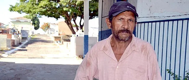 Homem pede ajuda para encontrar casa da irmã após dormir no Cemitério Municipal