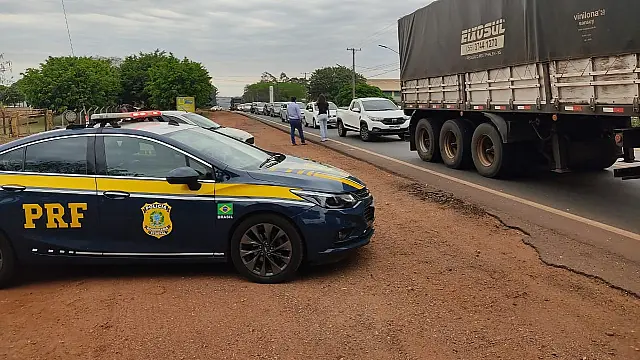 Caminhoneiros bloqueiam rodovias de MS em apoio a Bolsonaro