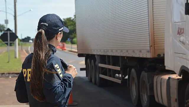 PRF alerta para ultrapassagens e o uso de celular durante viagens