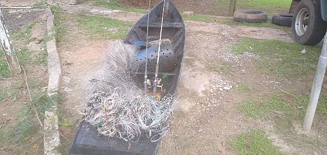 PMA flagra pesca ilegal em Aquidauana e apreende canoa, redes e petrechos proibidos