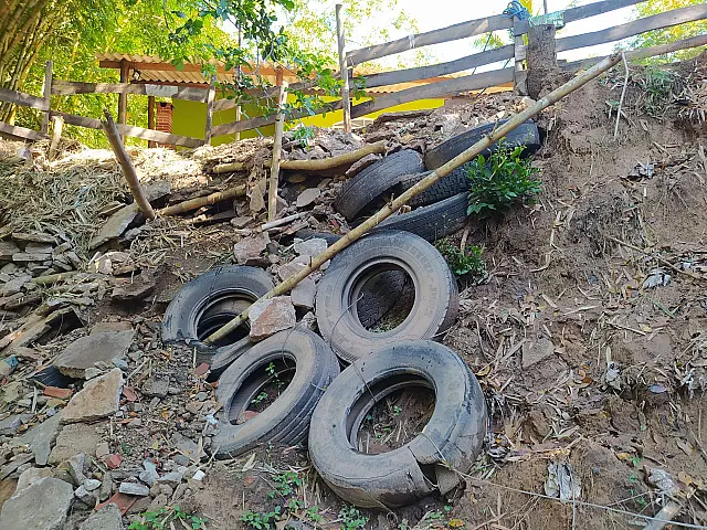 Homem coloca pneus às margens de córrego em Aquidauana é multado pela PMA