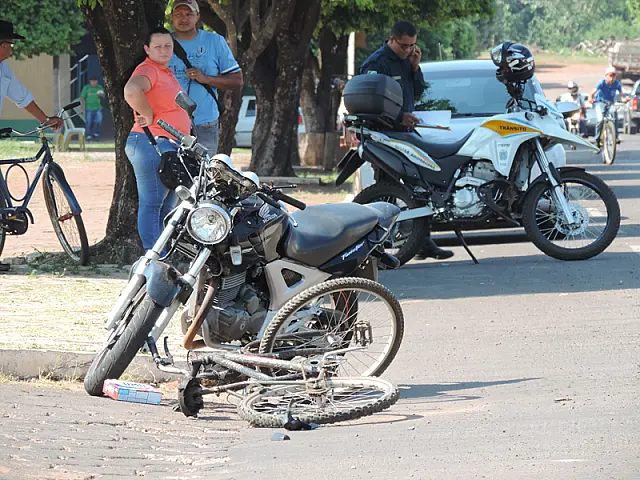 Criança fica ferida em acidente entre moto e bicicleta
