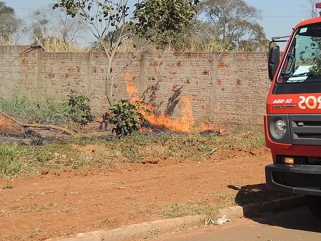 Corpo de Bombeiros é acionado para combater foco de incêndio em Anastácio