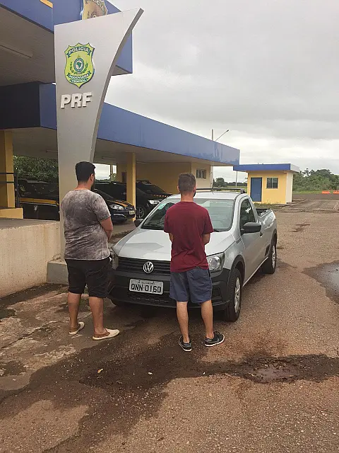 Dois são presos tentando levar carro roubado para a Bolívia
