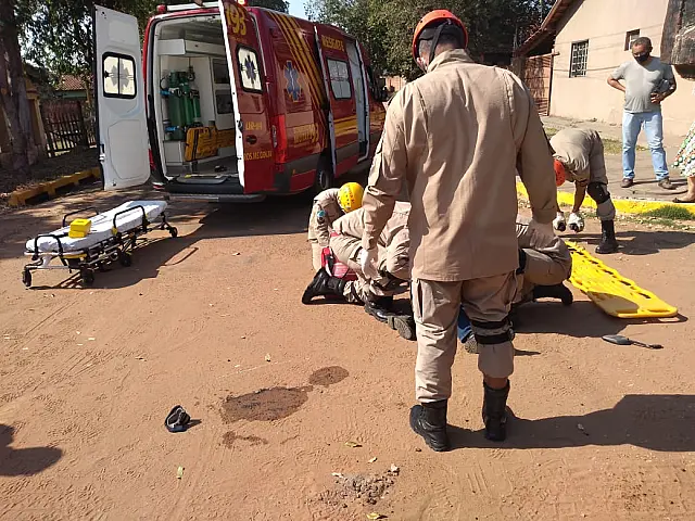 Colisão entre moto e caminhão em Anastácio deixa uma pessoa ferida