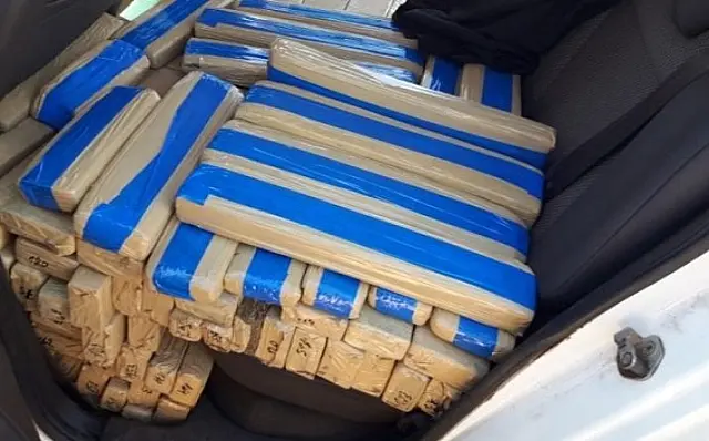 PRF apreende menor transportando 440 Kg de maconha em MS