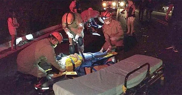 Casal se fere em acidente entre moto e caminhonete na 262, em Dois Irmãos do Buriti