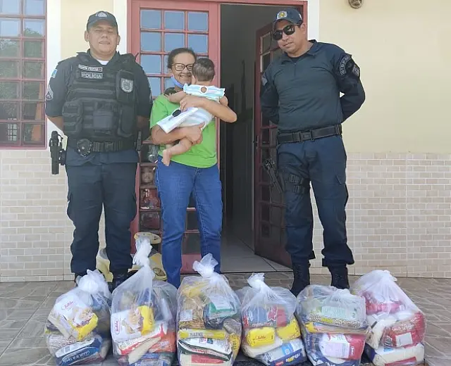 PM de Corumbá realiza ação solidária e doa de cestas básicas para famílias carentes