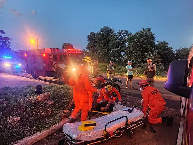 Acidente entre motocicleta e automóvel mobiliza Corpo de Bombeiros em Anastácio