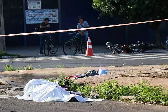 Colisão entre motocicleta e Mercedes mata jovem de 27 anos