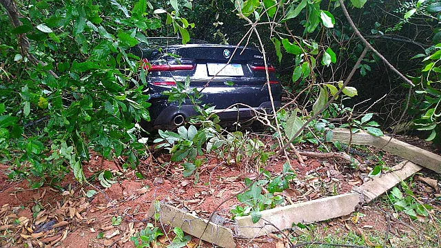Motorista perde controle e BMW cai em ribanceira na UFMS