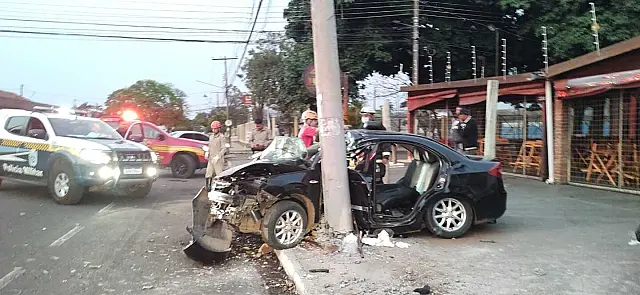 Briga no trânsito causa batida em poste e motorista é espancado a capacetadas por motociclistas