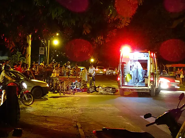 Em Aquidauana, acidente entre carro e moto deixa jovem ferida