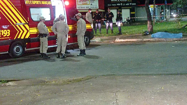 Condutor perde controle de moto, invade canteiro central e morre
