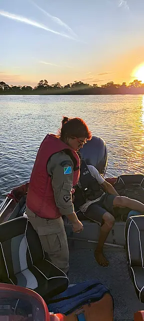 Idoso é resgatado por barco dos bombeiros de fazenda no Pantanal