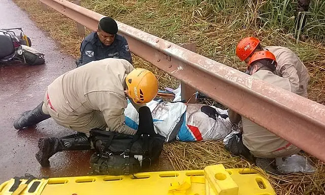 Gol atinge motociclista irlandês que teve perna amputada na BR-262