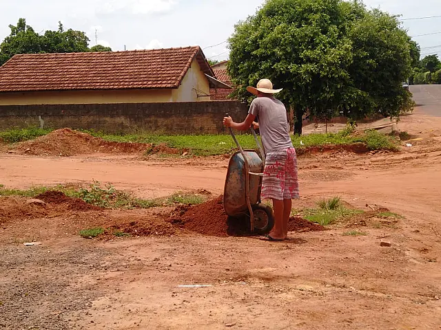Morador reclama de sujeira na rua após chuvas em Anastácio
