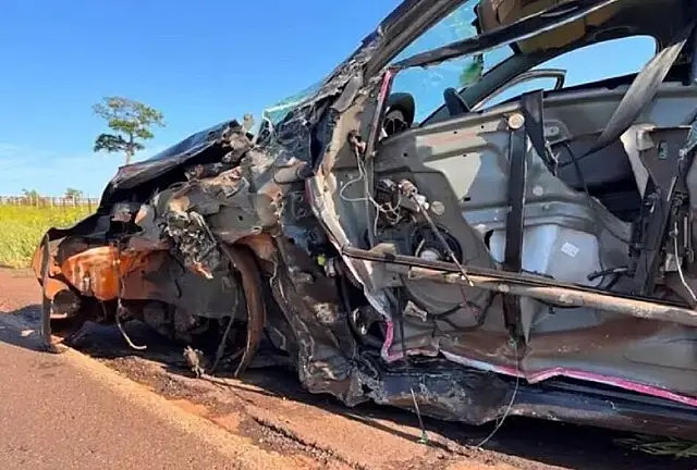 Carro com bebê de um ano tem porta e pneu arrancados após colisão com carreta