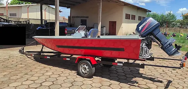 Polícia recupera barco a motor roubado há um mês