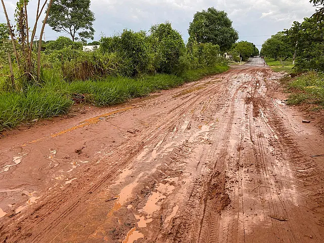Sem asfalto, ruas do Novo Horizonte acumulam buracos e lama durante as chuvas