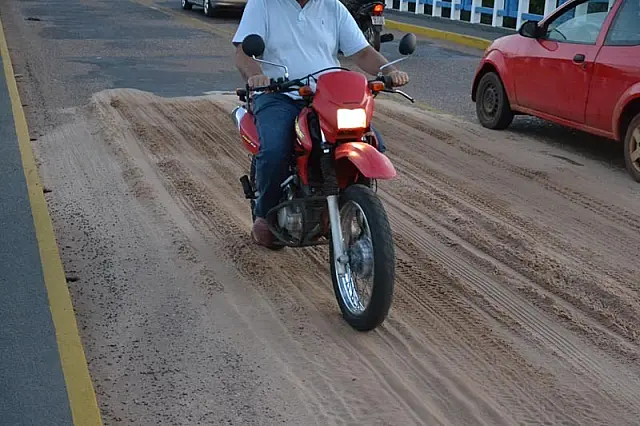 Areia depositada na Ponte Nova traz riscos para motociclistas