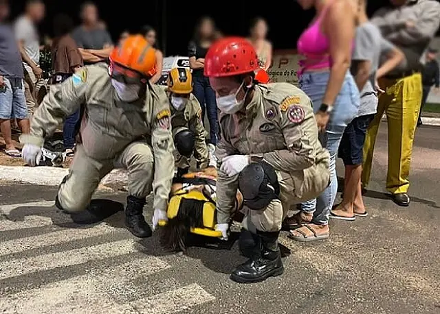 Após acidente com motociclista, jovem fica ferida