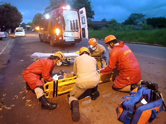Motociclista fica ferido após colidir em carro que fez manobra de conversão